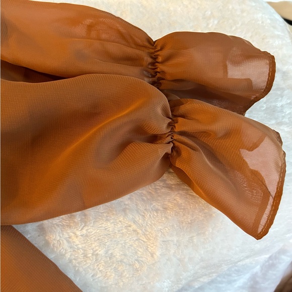 Lisa & Lucy Sheer Off the Shoulder Blouse in Coffee. Women’s Medium - Picture 8 of 9